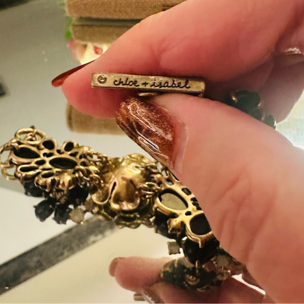 Exquisite Chloe + Isabel Black and Goldtone Floral Bracelet Intricate Accents - Picture 4 of 16